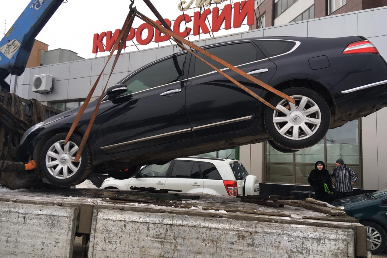 Приставы забрали машину