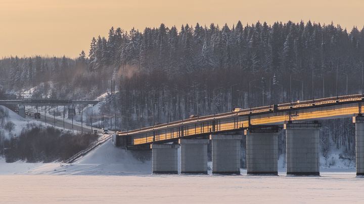 Нашли дефект над опорой: на Чусовском мосту вновь ограничат движение транспорта