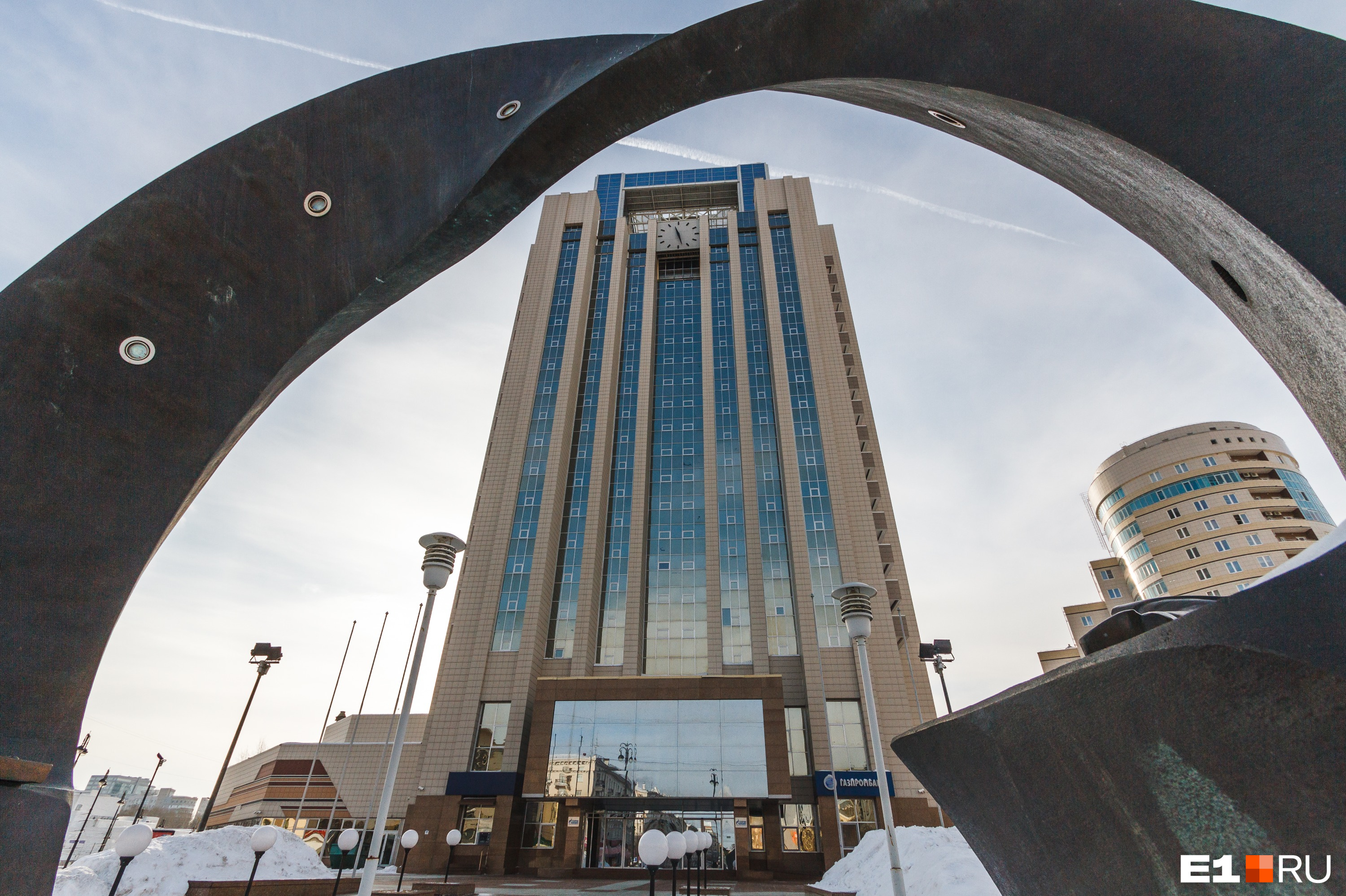 Когда-то офис «Газпрома» был недостроенной гостиницей «Турист»