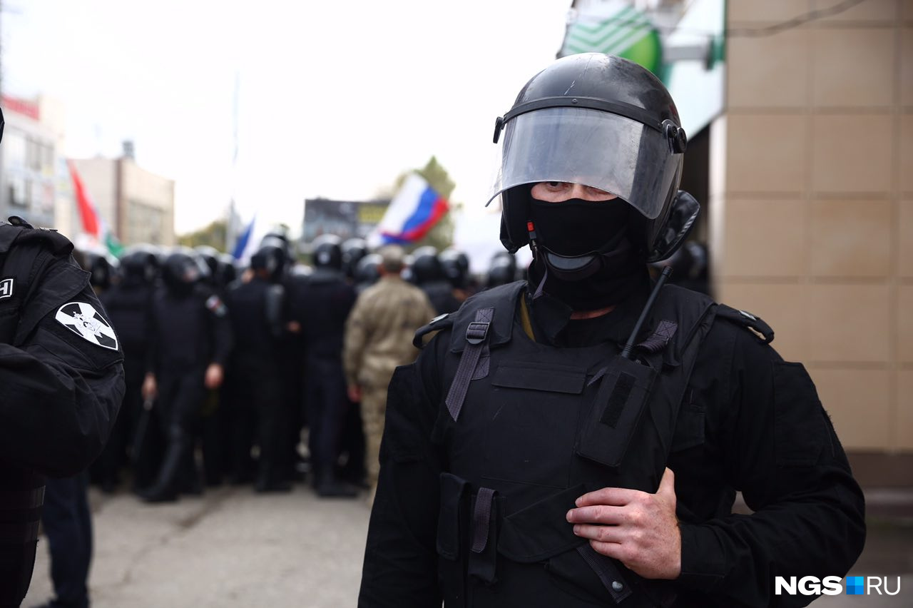 Полиция перекрыла полностью улицу Мичурина примерно на два часа Полиция перекрыла полностью улицу Мичурина примерно на два часа