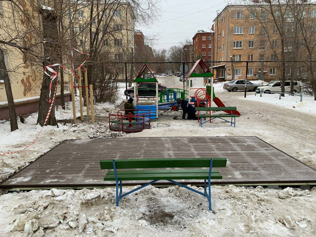 Судя по этому фото, детская площадка стоит не в самом подходящем месте. Ну или машины ездят там, где делать это нельзя Судя по этому фото, детская площадка стоит не в самом подходящем месте. Ну или машины ездят там, где делать это нельзя
