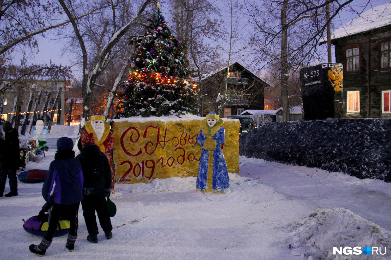 В центре двора над собранием очень разных снежных скульптур возвышается новогодняя ёлка, которая соединяет городок в единое целое