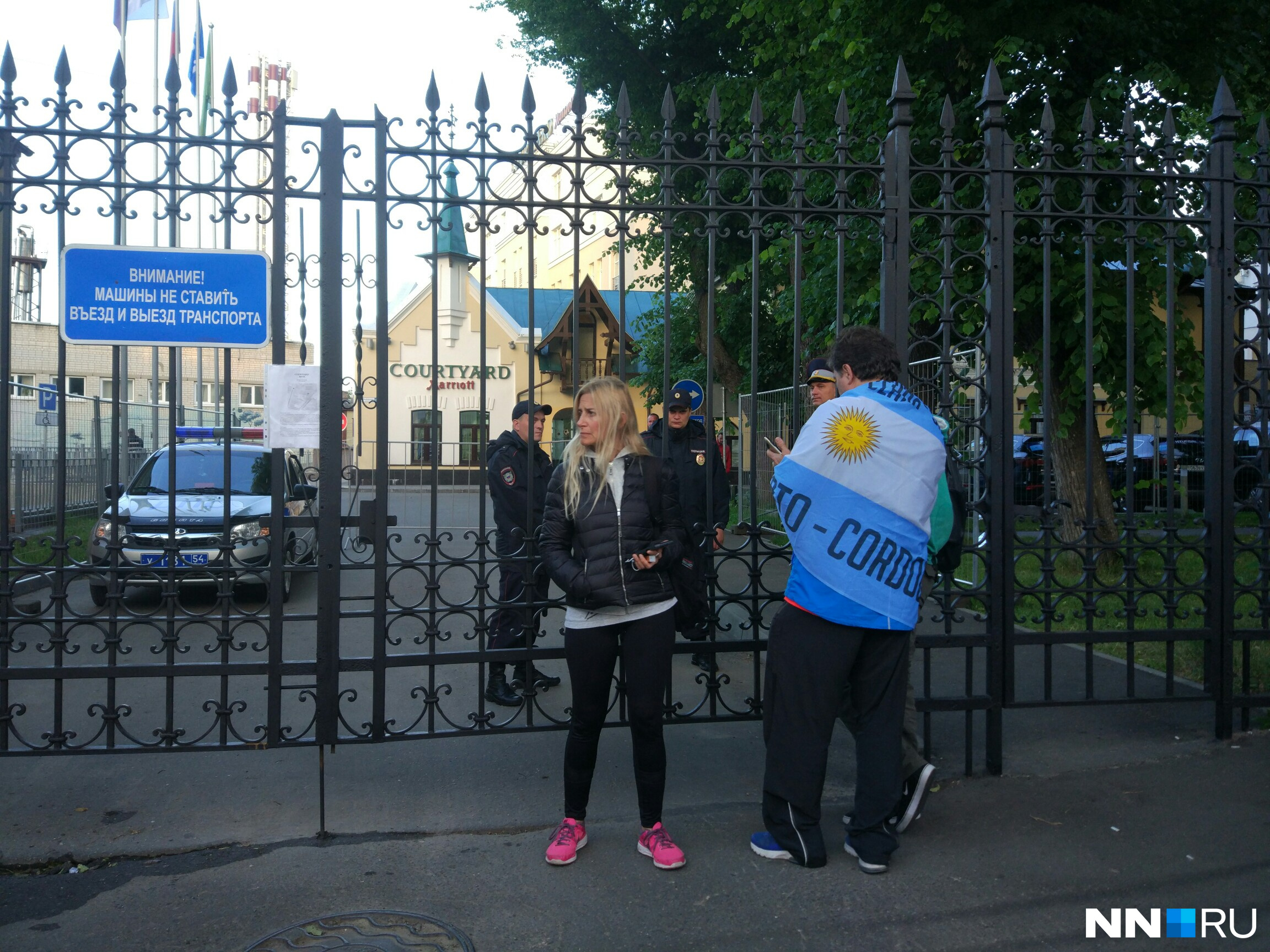 Фанаты Месси осаждают гостиницу в Нижнем Новгороде, где живет команда