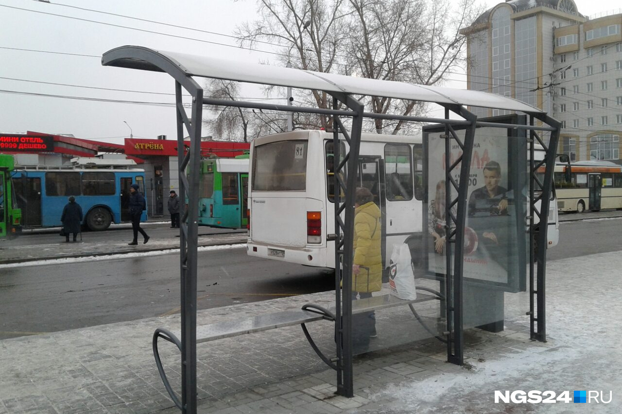 Уборочная техника выломала стекло на остановке ж/д вокзала. Осколки  посыпались на случайных прохожих - 20 ноября 2018 - НГС24