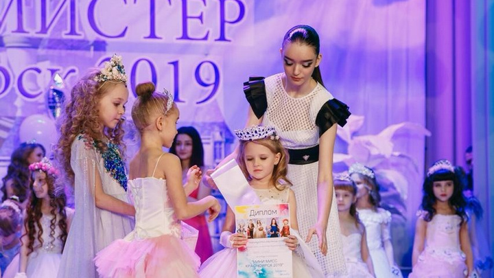 Две пятилетние девочки из Красноярска едут в Москву на конкурс красоты для детей