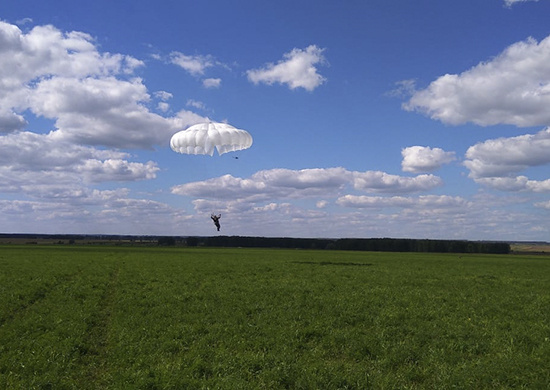 Прыжки с парашютом входят в обязательную программу подготовки спецназа