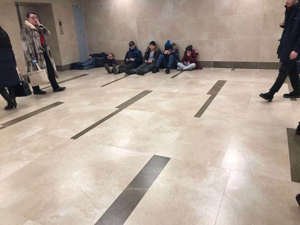 Снимки сидящих пассажиров сделаны на 3-м этаже в стерильной зоне Снимки сидящих пассажиров сделаны на 3-м этаже в стерильной зоне