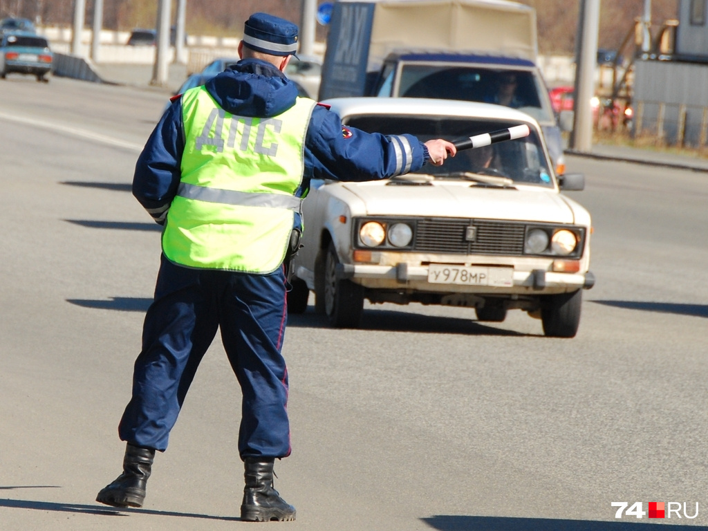 Инспекторы ДПС могут останавливать автомобили вне стационарных постов ГИБДД: последние в принципе упразднили почти по всей России