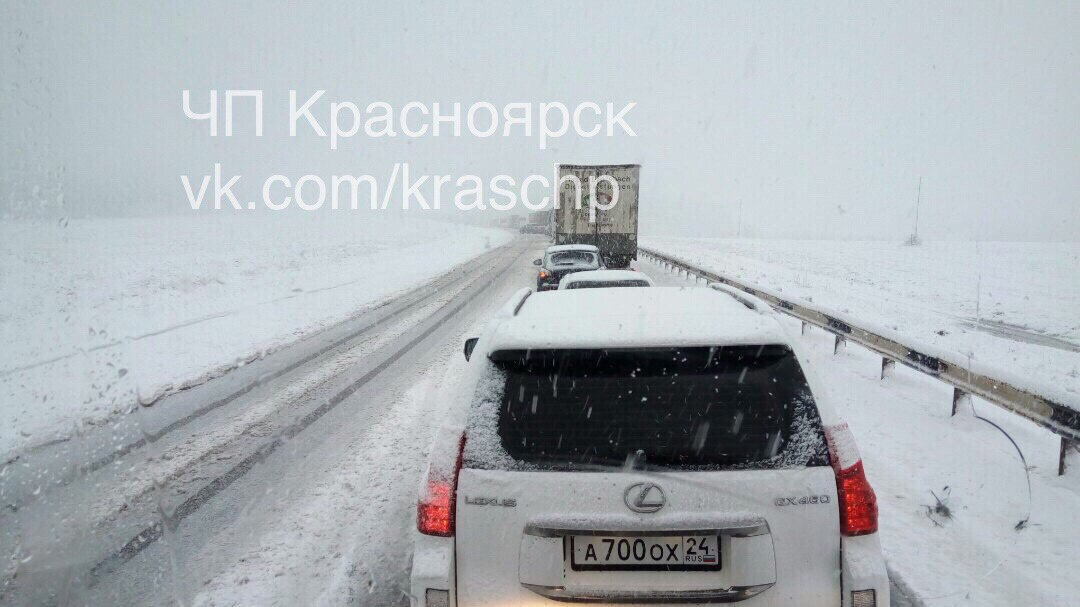 На трассе уже растянулась большая пробка На трассе уже растянулась большая пробка