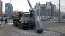 «Вырвал столб и проехал пару метров»: на Ново-Вокзальной КАМАЗ после ДТП с «семёркой» влетел в опору