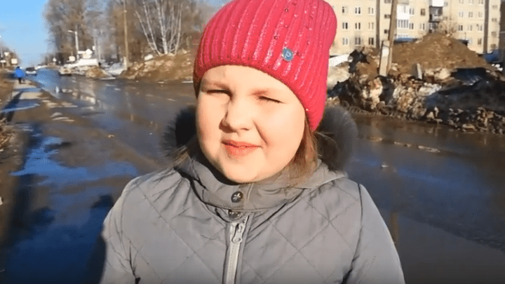 «Обрызгают или нет?» Девятилетняя девочка сняла видео о некультурных водителях в Березниках