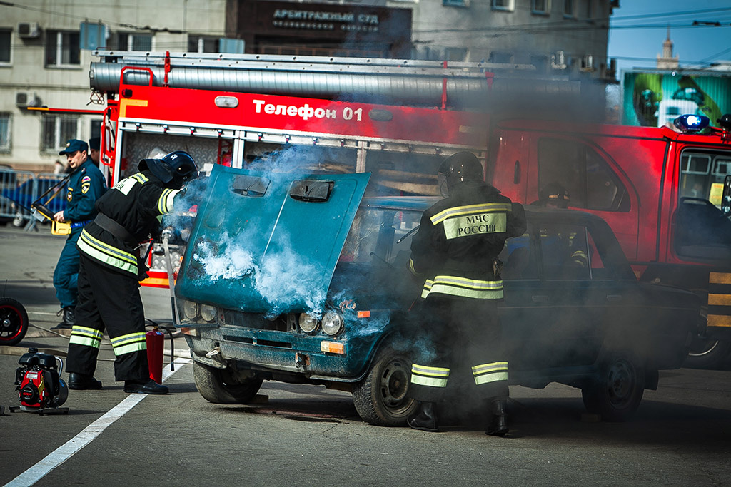 Тушить автомобили пожарные учатся специально Тушить автомобили пожарные учатся специально