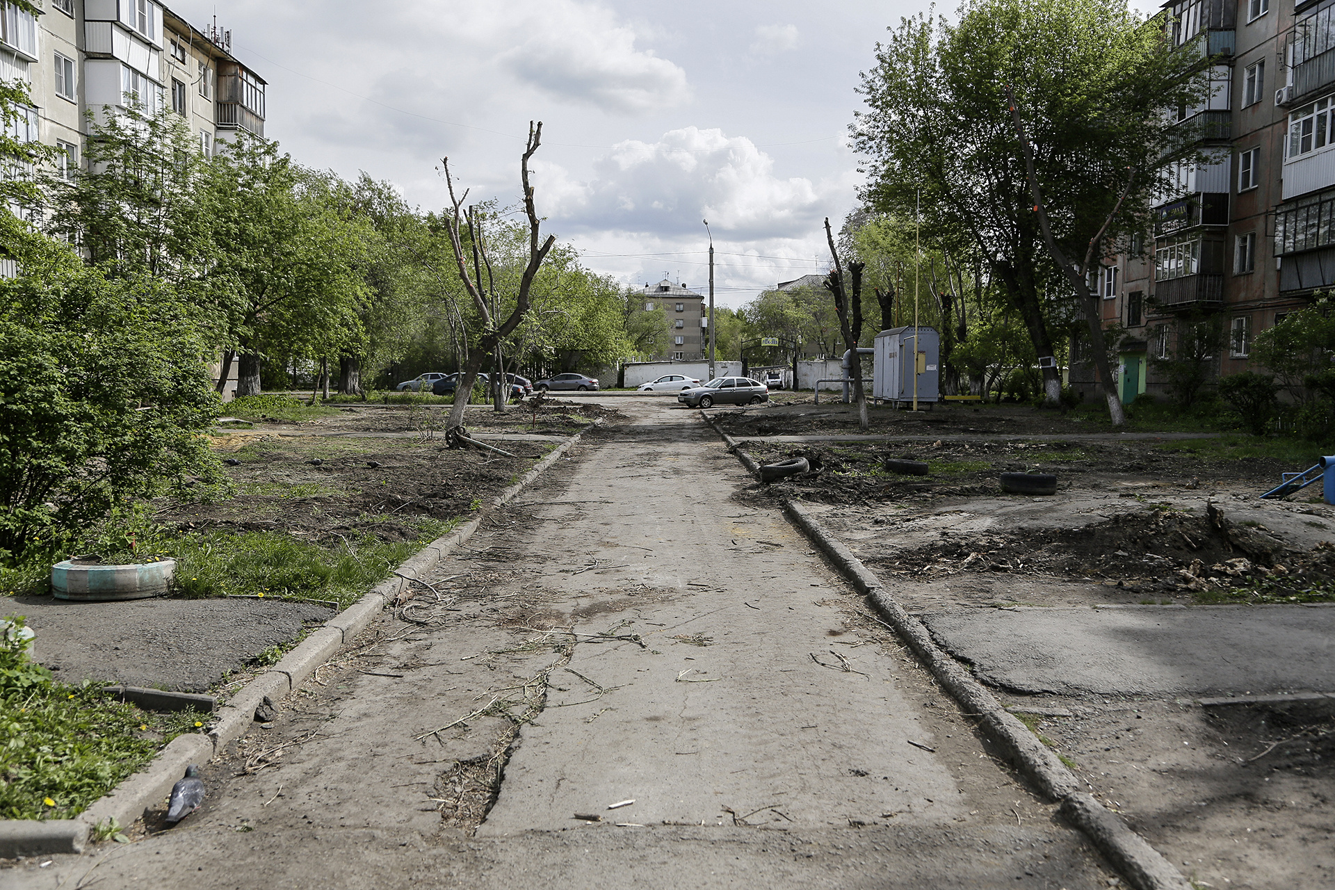 Тут тоже вопросов не возникает: дороге во дворе улицы Стахановцев, 114 не хватает нового асфальта