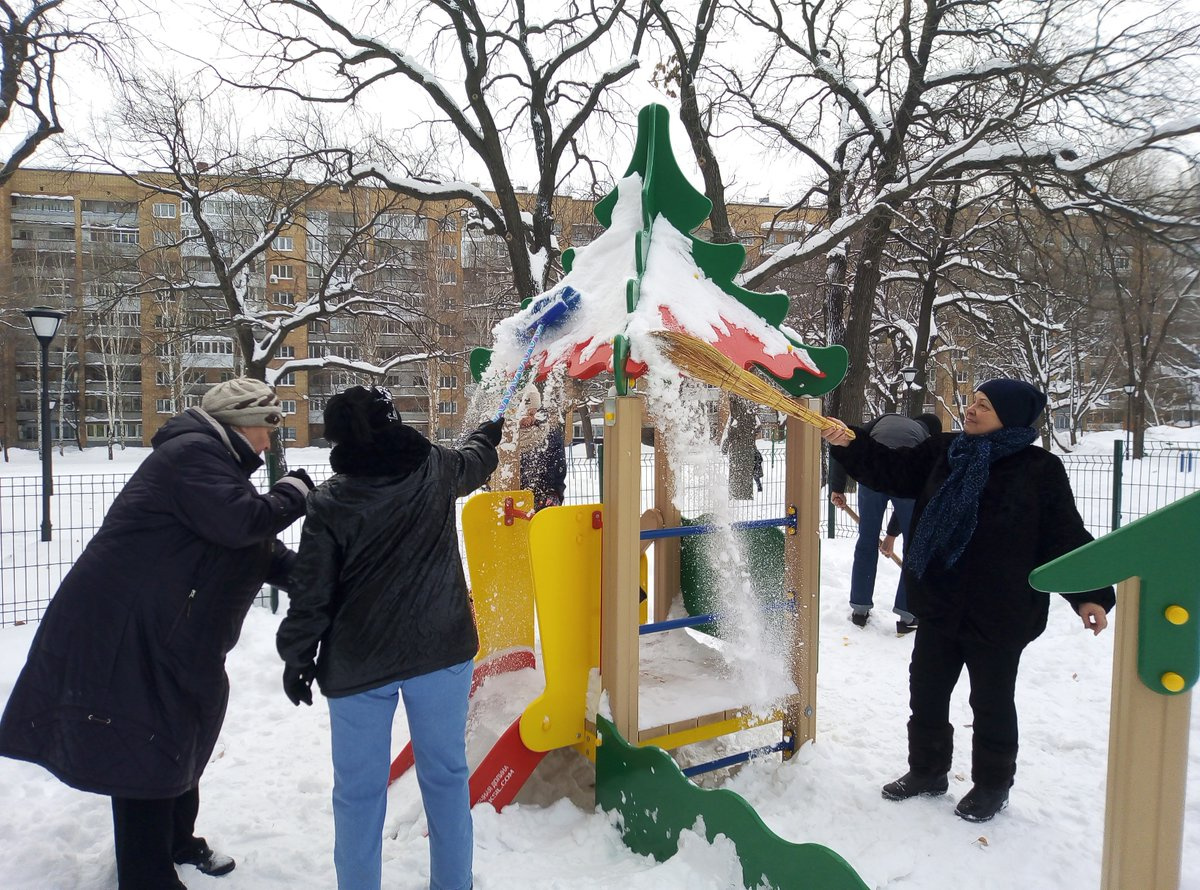 Жители присоединились к субботнику: бабушки в Кировском районе почистили площадку для внуков