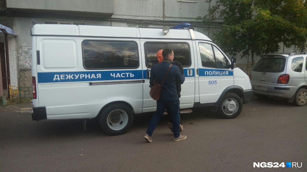 Сотрудник несёт куклу, на которой подозреваемый показывал, как убивал свою жертву Сотрудник несёт куклу, на которой подозреваемый показывал, как убивал свою жертву
