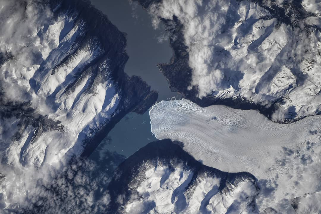 Ледник Перито-Морено в Аргентине. Загадка ледника в том, что на фоне глобального потепления Перито-Морено не тает от увеличения средней температуры на нашей планете, а увеличивается в размерах