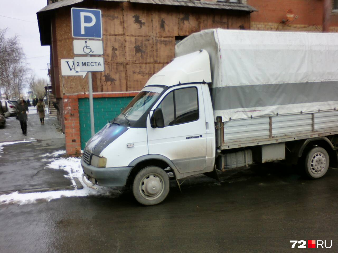 Возле бара «Ван Гог lounge» Возле бара «Ван Гог lounge»
