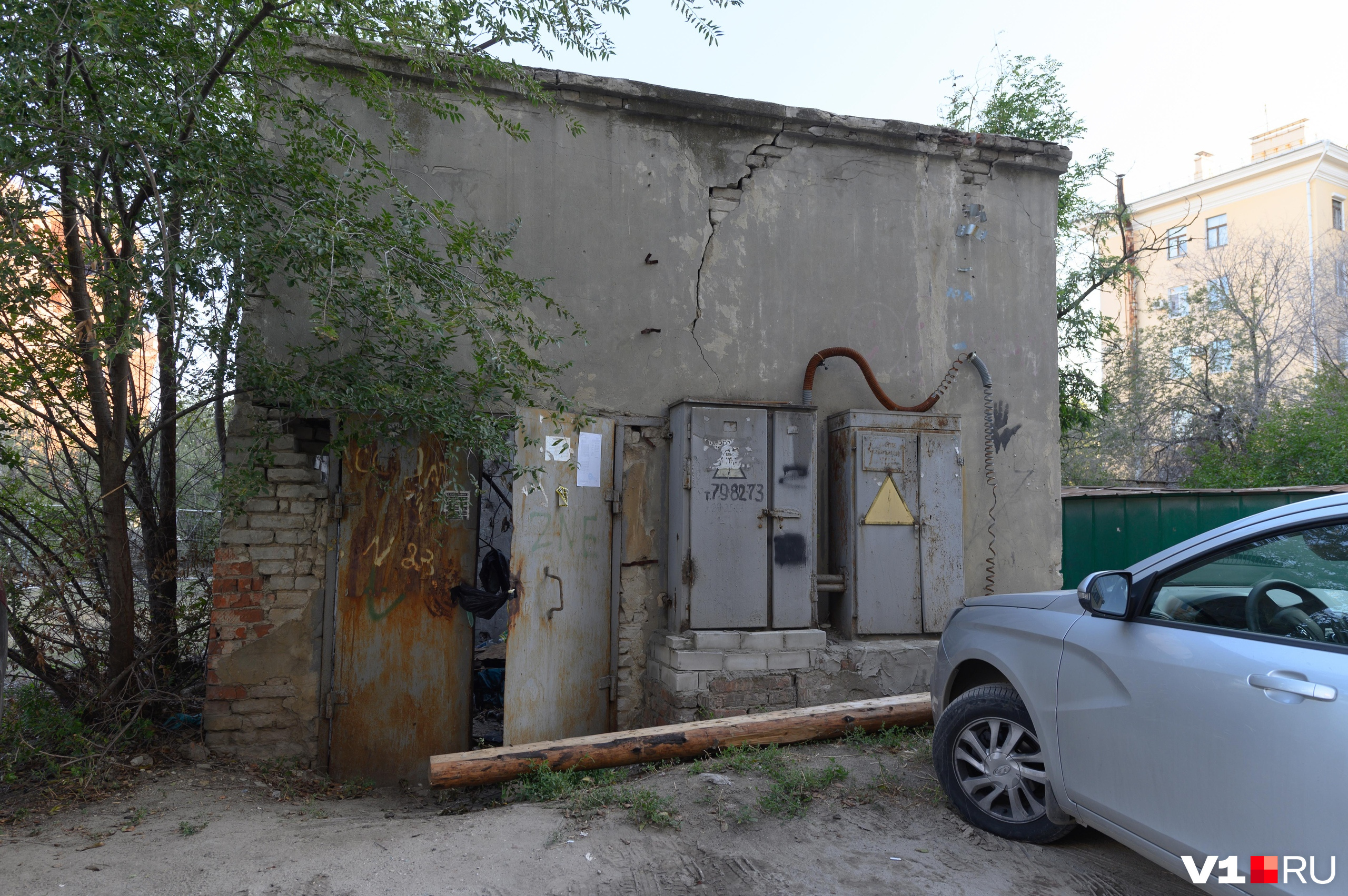 Проход в строение доступен каждому, а собственник неизвестен Проход в строение доступен каждому, а собственник неизвестен