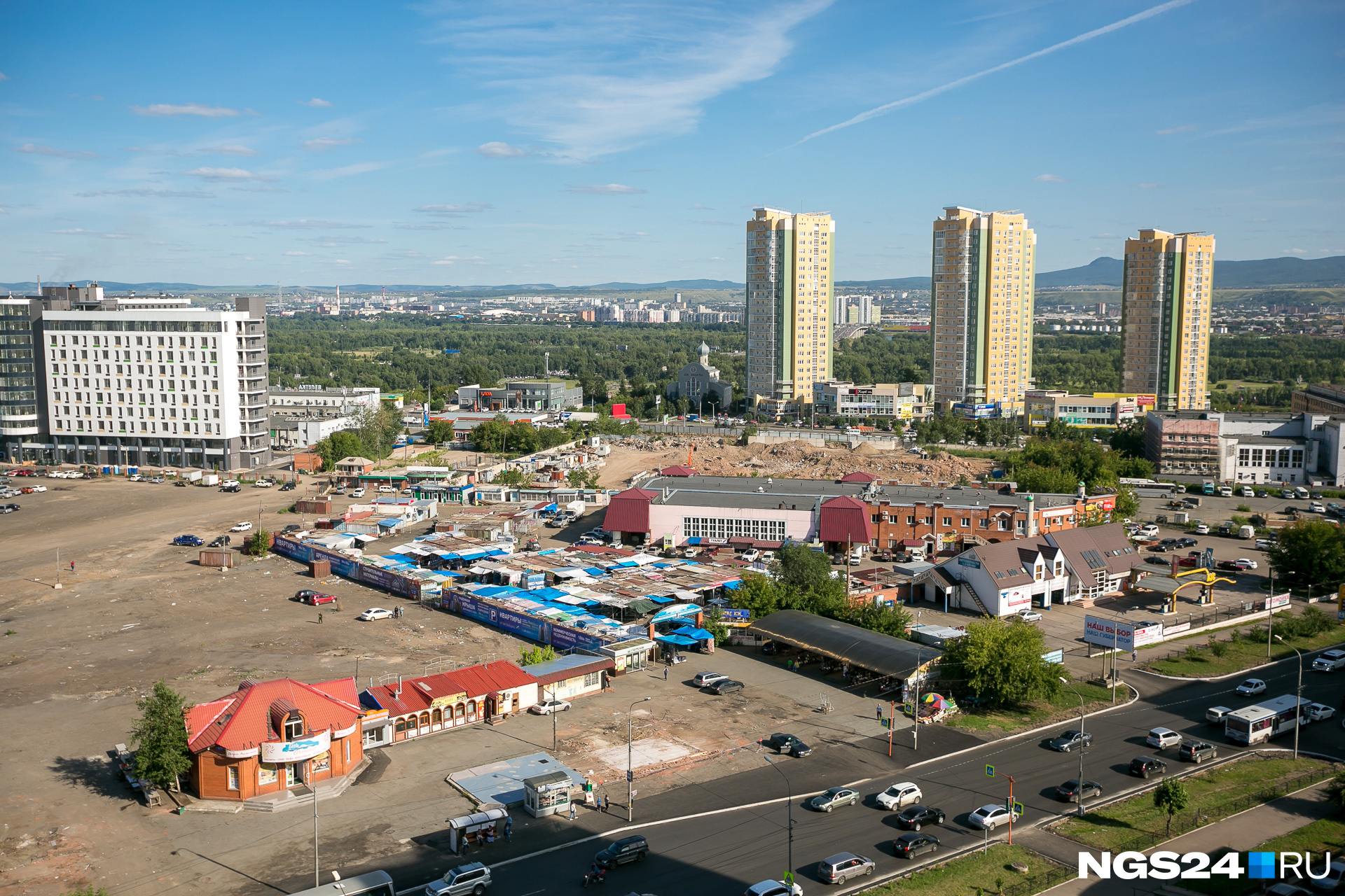Рынок стал в несколько раз меньше — продавцы одежды и держатели шашлычек ютятся на небольшом пятачке Рынок стал в несколько раз меньше — продавцы одежды и держатели шашлычек ютятся на небольшом пятачке