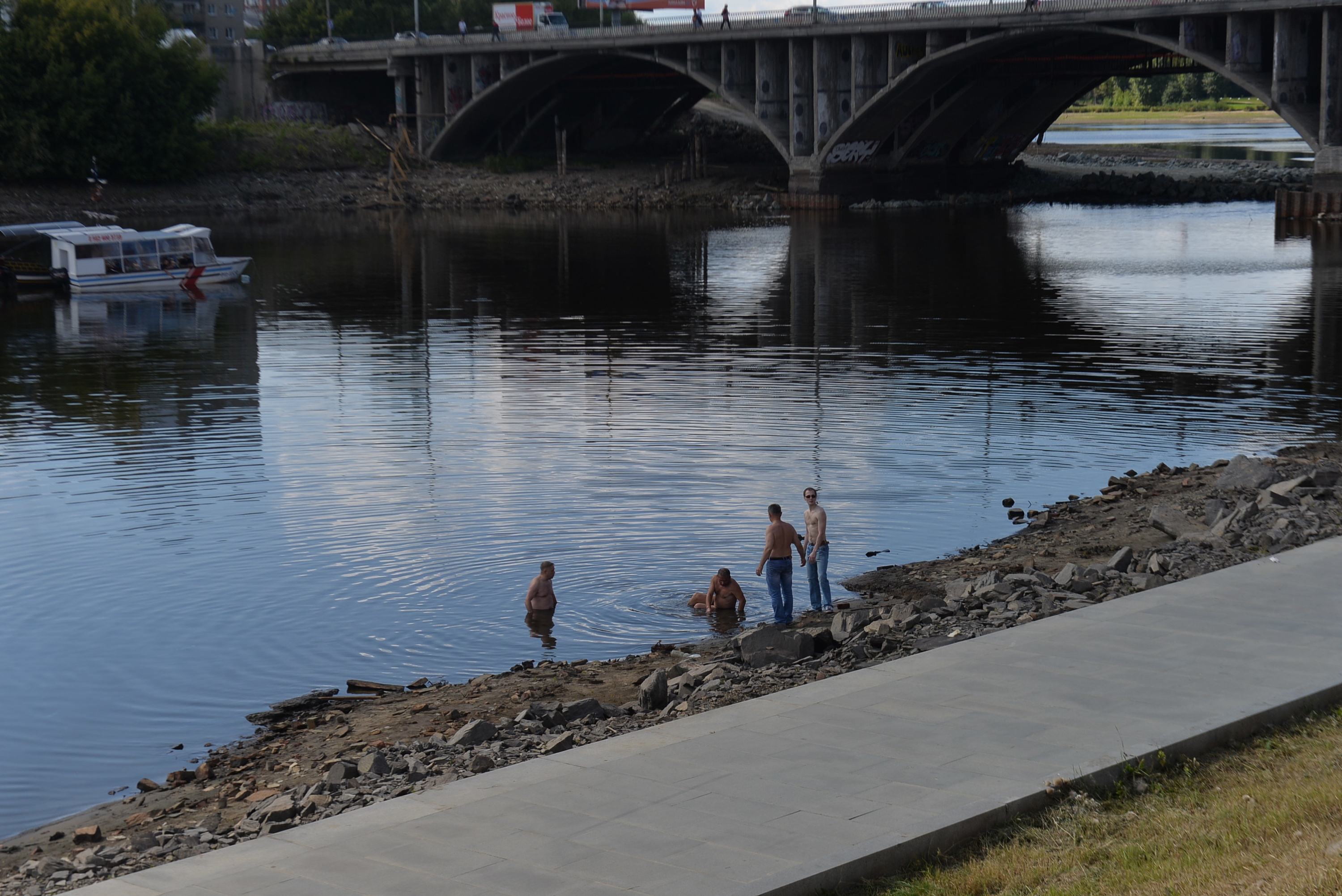 Воду в Городском пруду спускали из-за реконструкции Макаровского моста