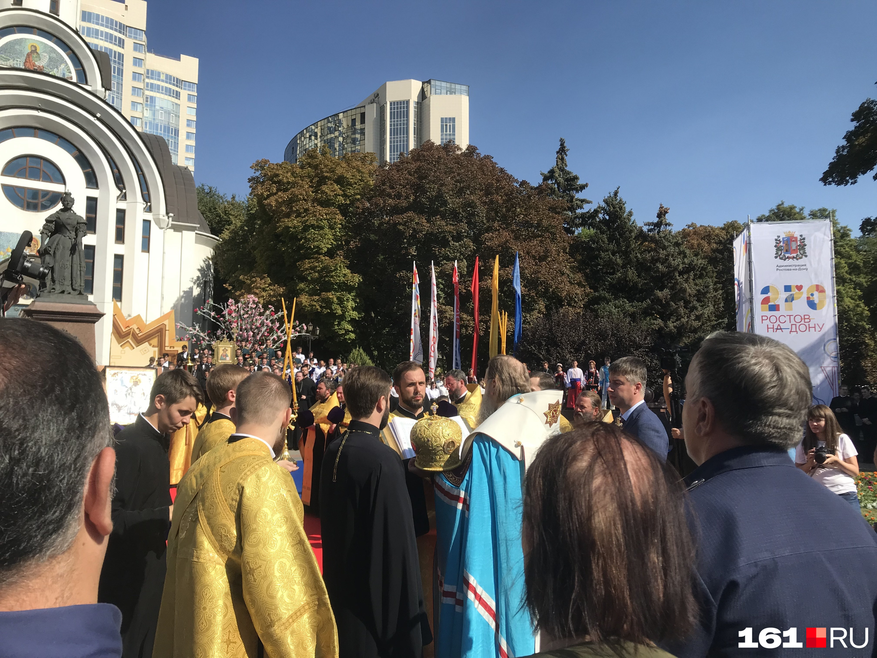 Чтение молитвы в Покровском сквере продолжается