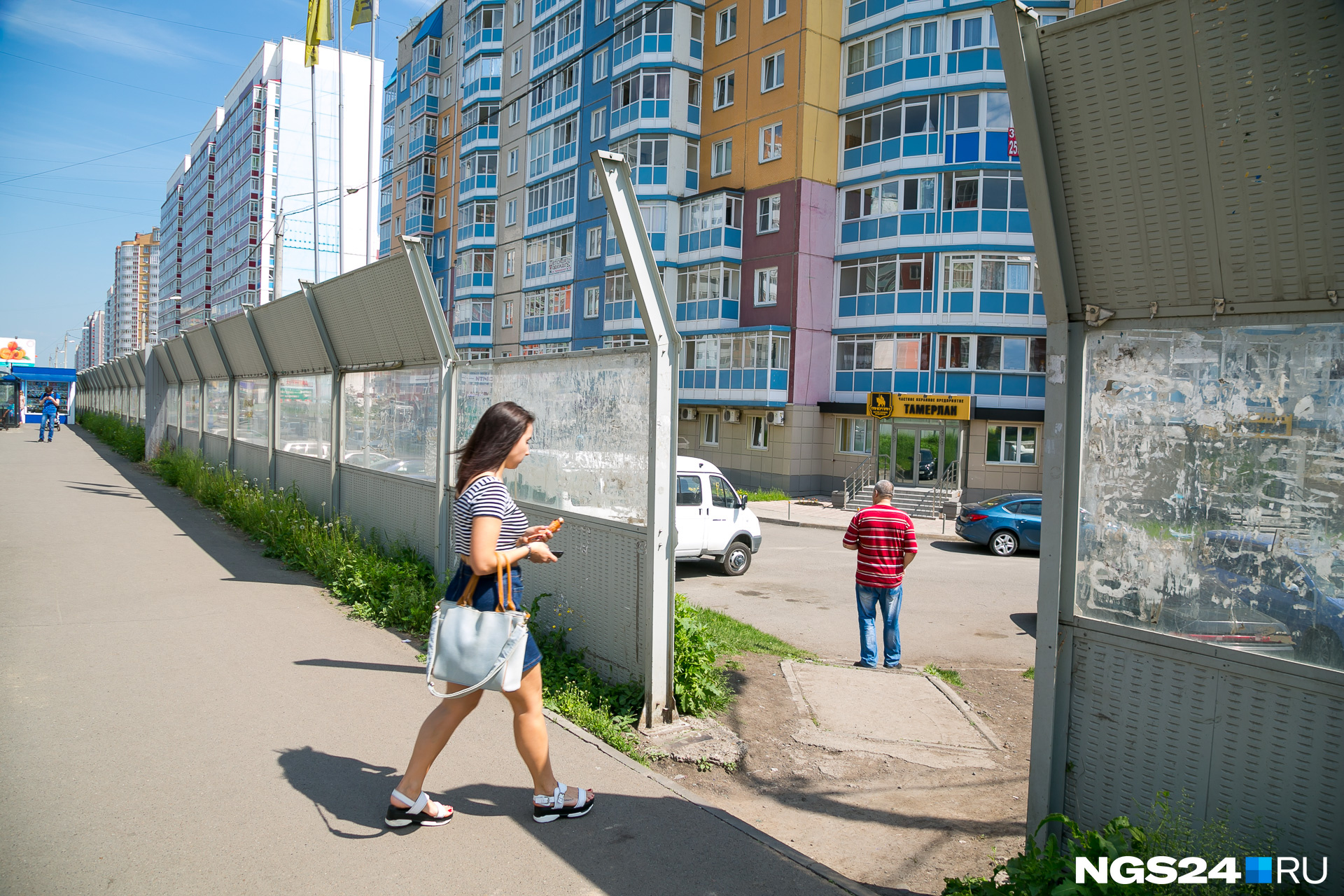 Огромные шумоизоляционные экраны вдоль дорог — одна из главных достопримечательностей «Покровского». Они окружают все широкие здешние магистрали