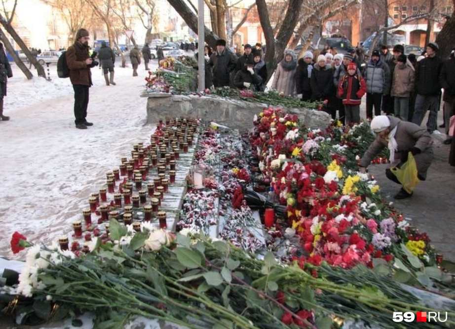 Стихийный мемориал на следующее утро после страшного пожара Стихийный мемориал на следующее утро после страшного пожара