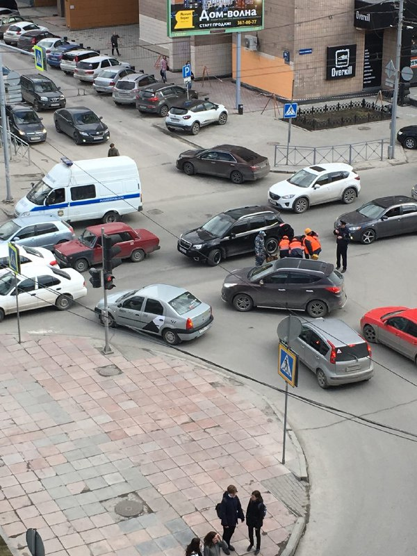 Полицейских и дорожников видели и на перекрёстке Красного проспекта и Ядринцевской