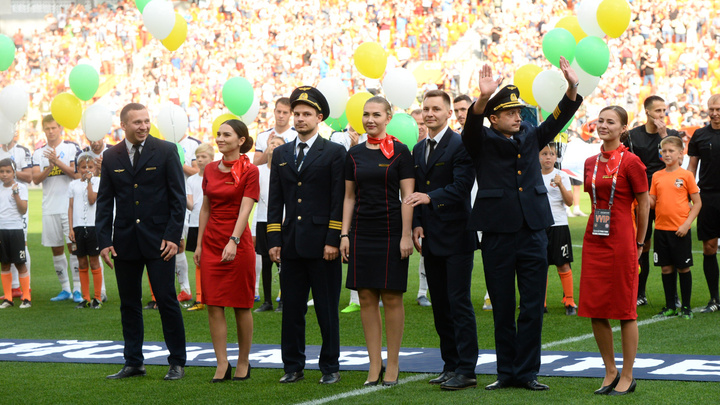 Стадион приветствовал стоя: экипаж, посадивший самолет на кукурузное поле, пришел на матч «Урала»
