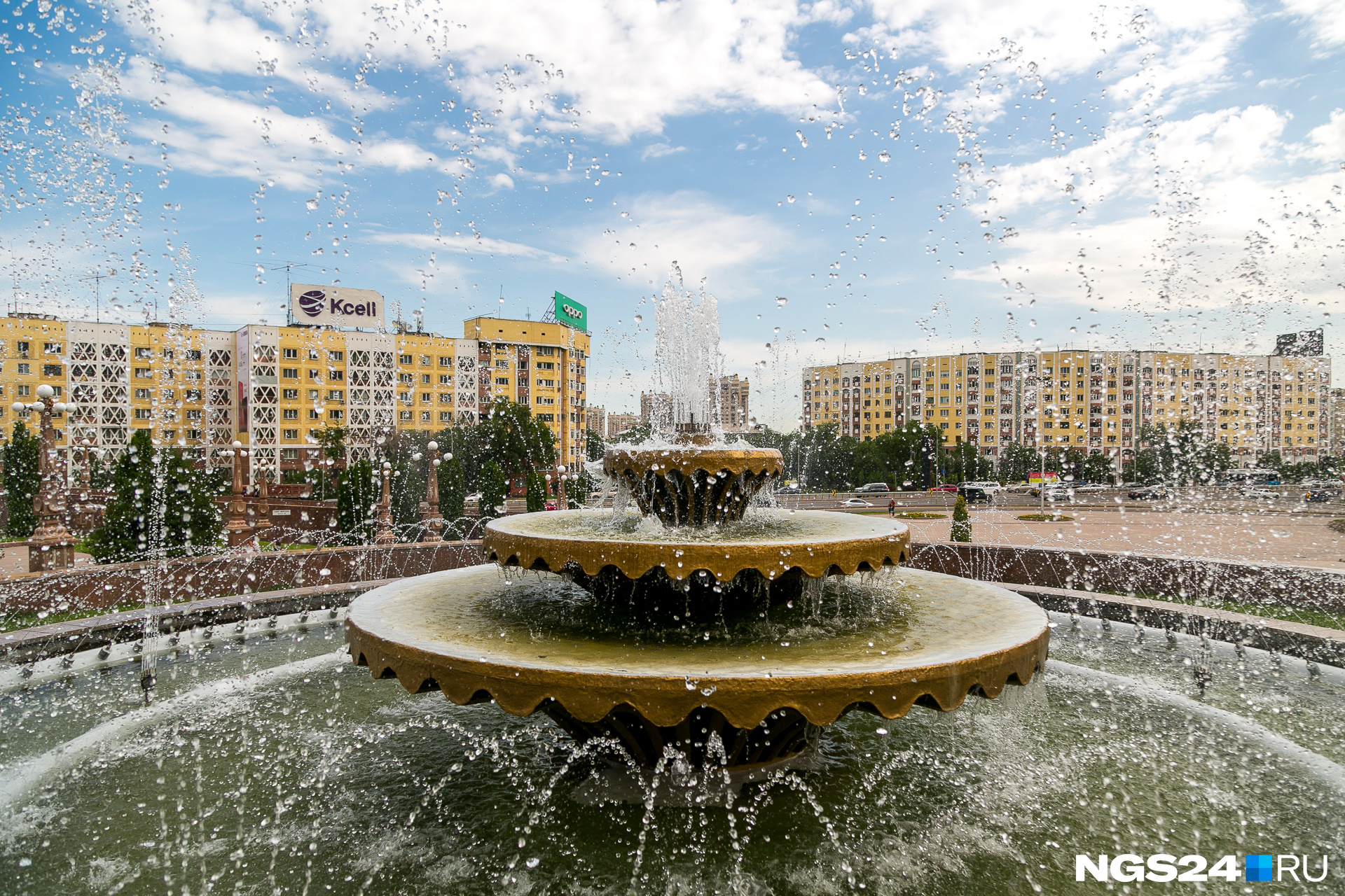 Вернемся в город. По последним данным, в нем столько же фонтанов, сколько и в Красноярске — 120, половина из них в муниципальной собственности. Каждый год в конце весны в городе отмечается праздник —
«День фонтанов».