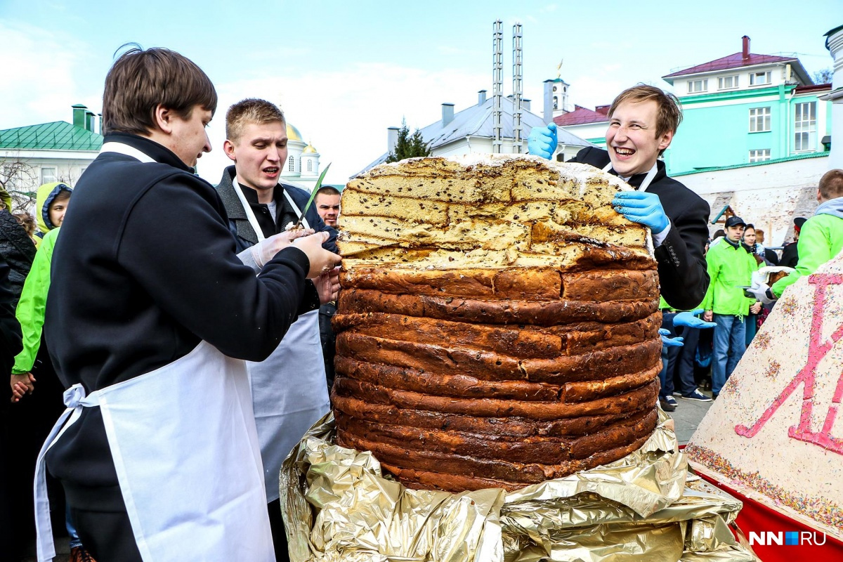 На втором — <a href="https://www.nn.ru/news/articles/krestnyy_khod_v_nizhnem_novgorode_nizhegorodtsy_lovili_derevyannye_yaytsa_i_eli_gigantskiy_kulich/66071749/" target="_blank" class="_">кулич-гигант из Нижнего Новгорода</a>. Ну как гигант?.. Смотрите дальше На втором — <a href="https://www.nn.ru/news/articles/krestnyy_khod_v_nizhnem_novgorode_nizhegorodtsy_lovili_derevyannye_yaytsa_i_eli_gigantskiy_kulich/66071749/" target="_blank" class="_">кулич-гигант из Нижнего Новгорода</a>. Ну как гигант?.. Смотрите дальше