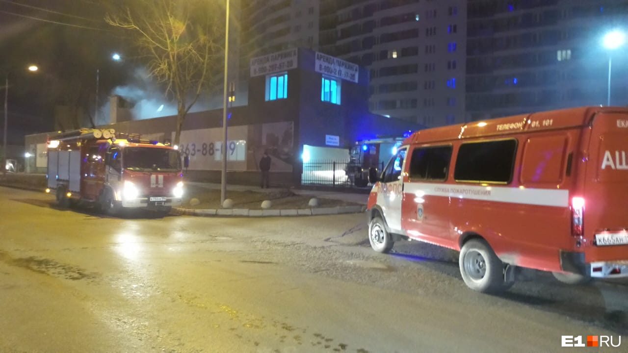 Уже под утро произошёл пожар в паркинге Уже под утро произошёл пожар в паркинге