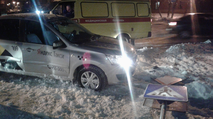 Водитель Яндекс.Такси устроил ДТП на улице Калинина. Его пассажирка встретила Новый год в больнице