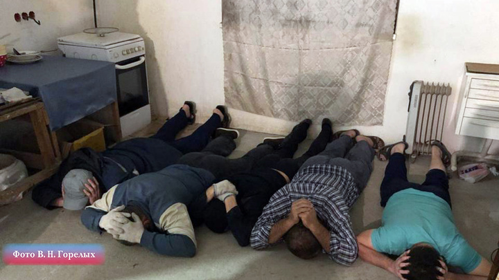 Полицейские накрыли в Екатеринбурге алкогольный цех, который оборудовали в гаражах