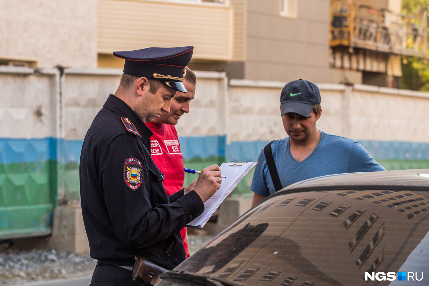 Полиция и аваркомы фиксируют повреждения автомобилей в результате падения люльки Полиция и аваркомы фиксируют повреждения автомобилей в результате падения люльки