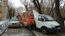 В Челябинске у фургона с хлебом «снесло крышу»
