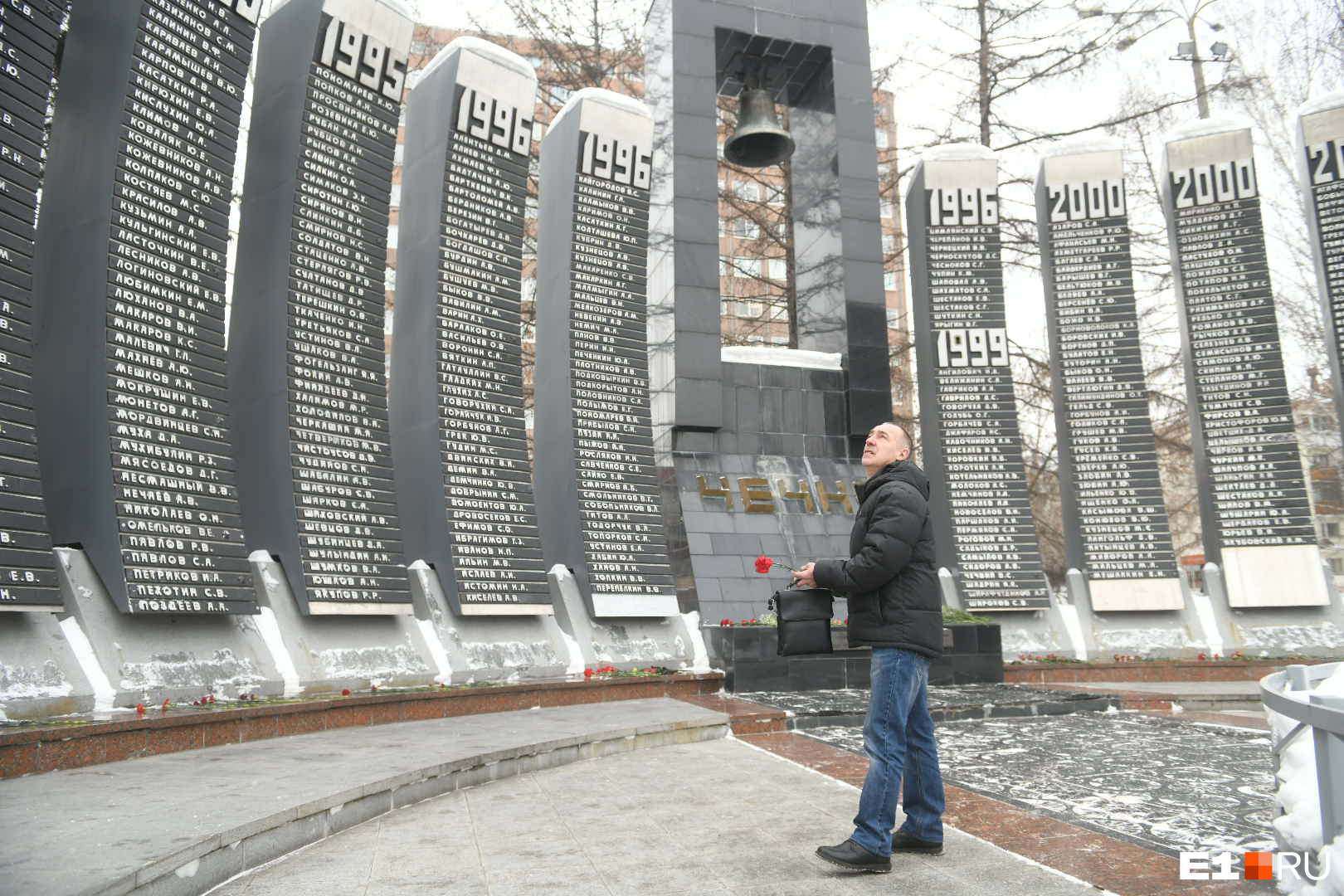 Екатеринбург афганцы. Чёрный тюльпан Екатеринбург памятник. Памятник афганцам черный тюльпан. Памятник Афган в Екатеринбурге. Черный тюльпан возложенный к памятнику.