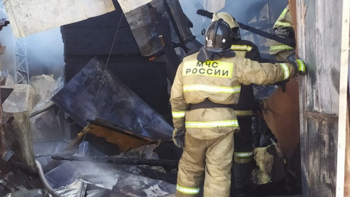 В пожаре под Красноярском погибли двое детей: их мать была в гостях