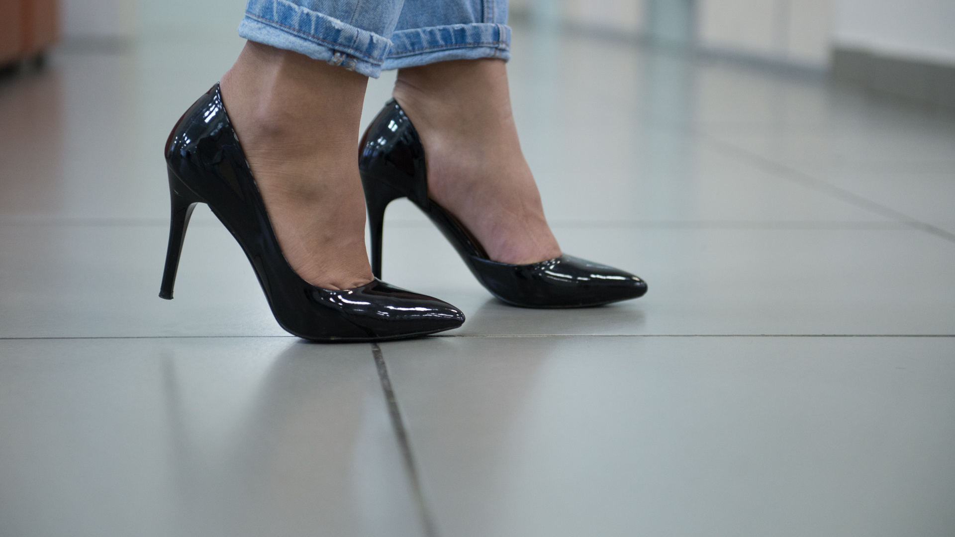 «Зачем в этих ботинках отверстия?»: обсуждаем женскую обувь с мужчинами