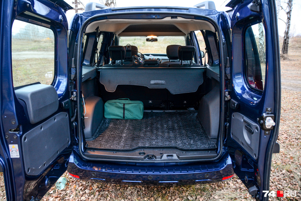 Багажник огромен: 800 литров по уровень стекол и три кубометра, если сложить задние сиденья и грузить под потолок