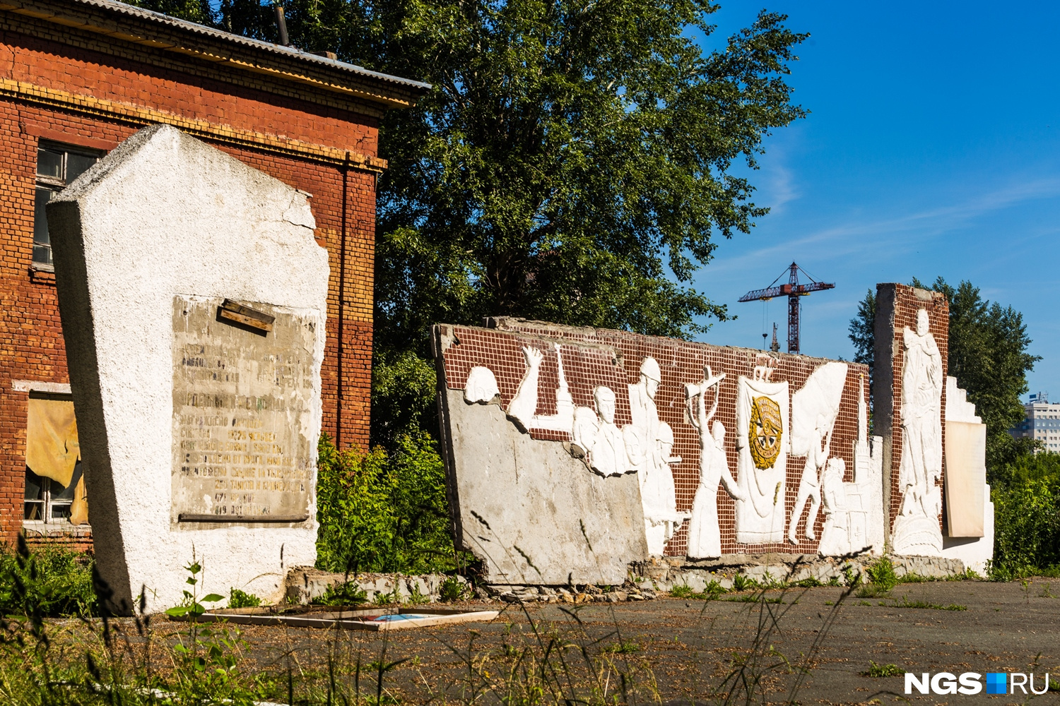 Мемориалы пришли в упадок вместе со 100-летними казармами Мемориалы пришли в упадок вместе со 100-летними казармами