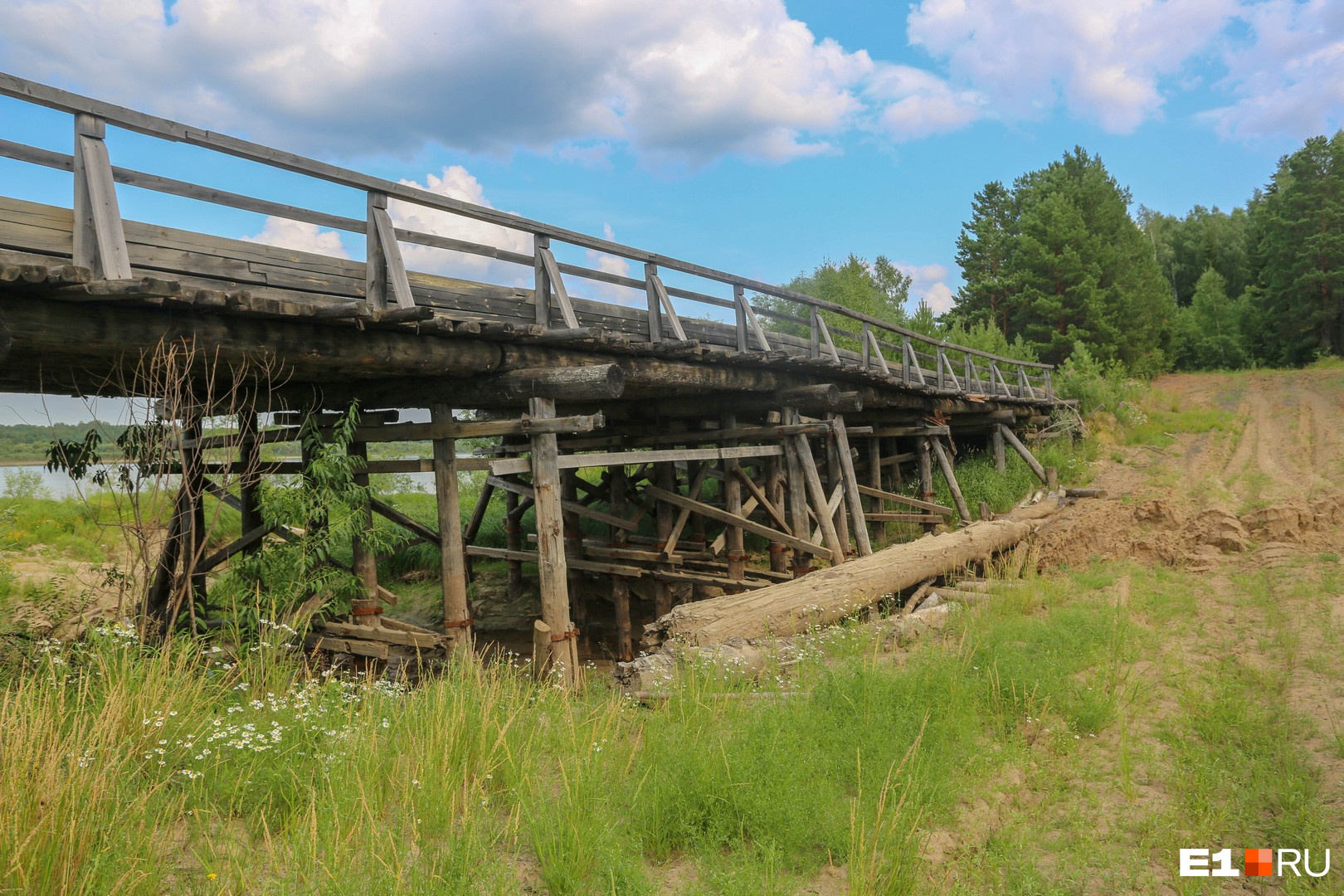 Многие автомобильные мосты в районе — деревянные. По ним ездят не только легковушки, но и тяжелые лесовозы