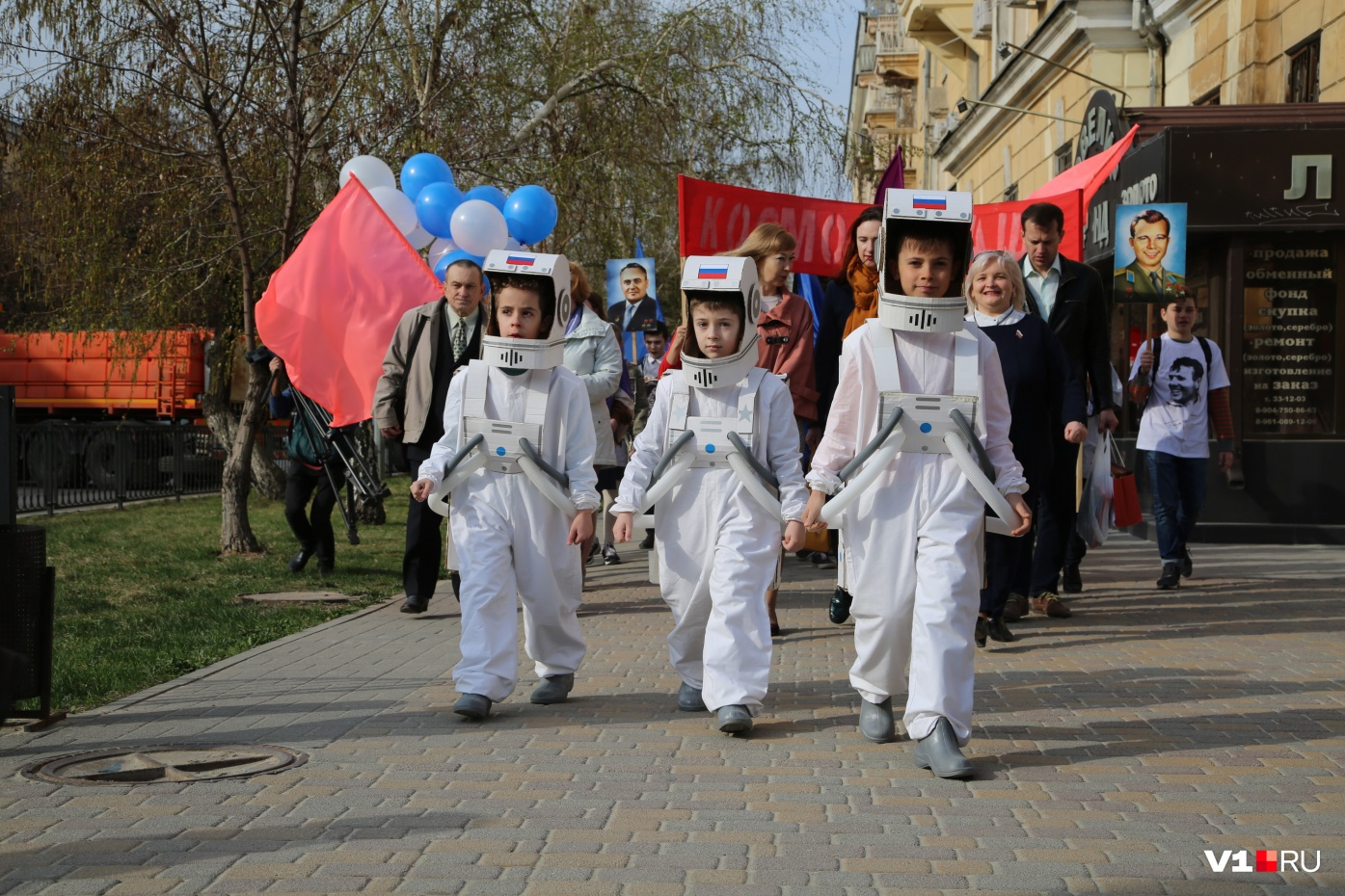 Колонна школьников прошла от знака «Космос говорит по-русски» до волгоградского планетария