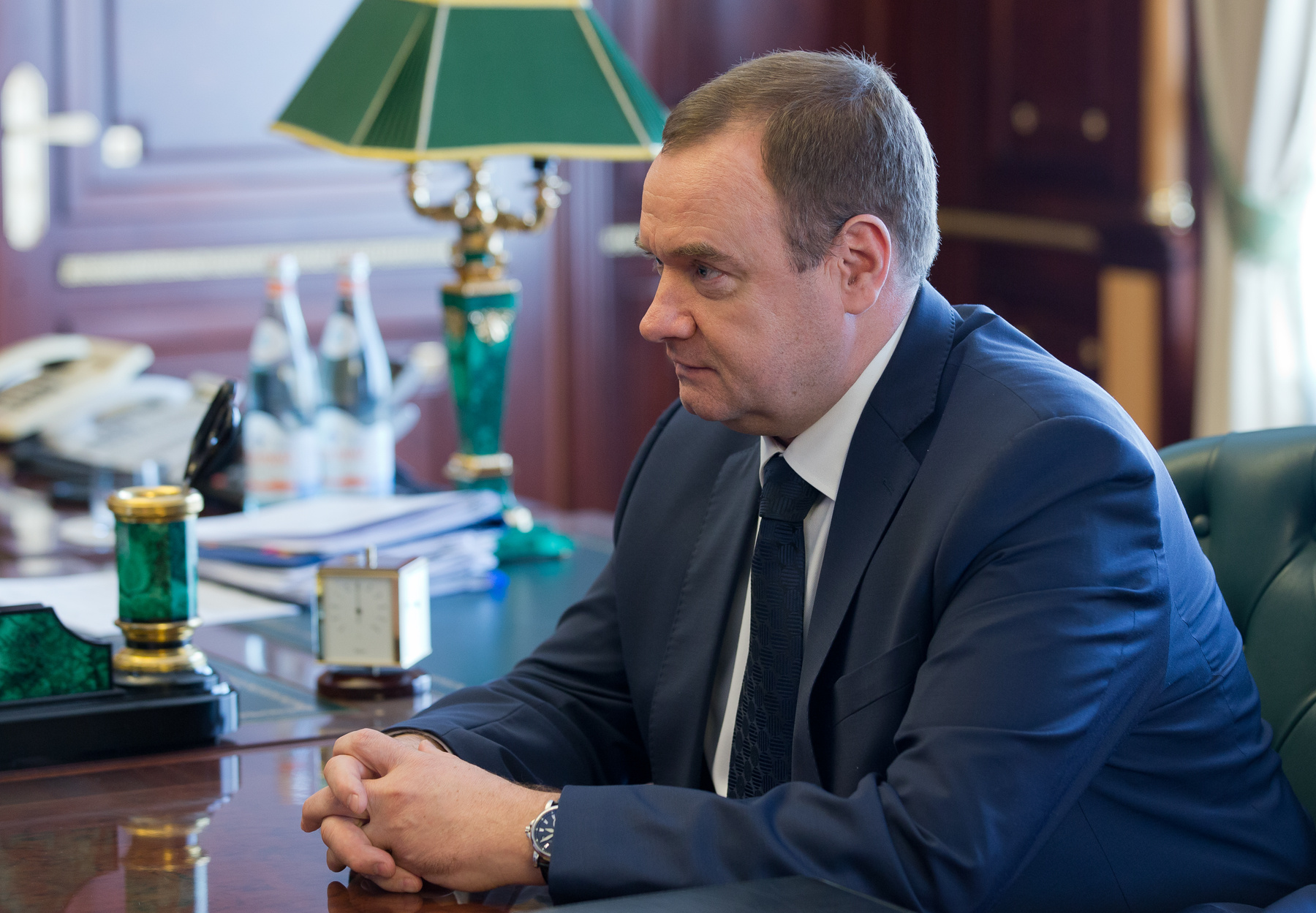 Андрей Сергеев пришёл на встречу с руководителем области в деловом костюме Андрей Сергеев пришёл на встречу с руководителем области в деловом костюме