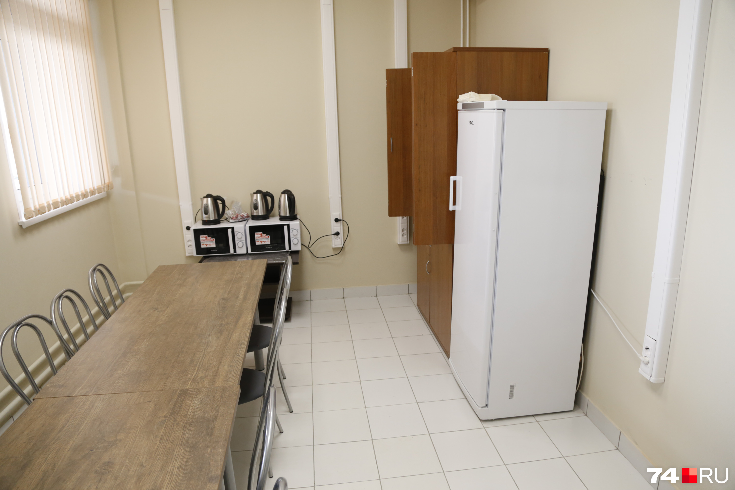 В столовой для сотрудников — две микроволновки и холодильник