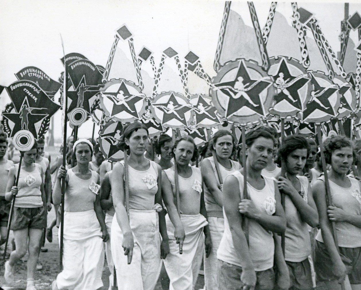 Физкультурники Ростсельмаша на первомайском параде, 1934 год