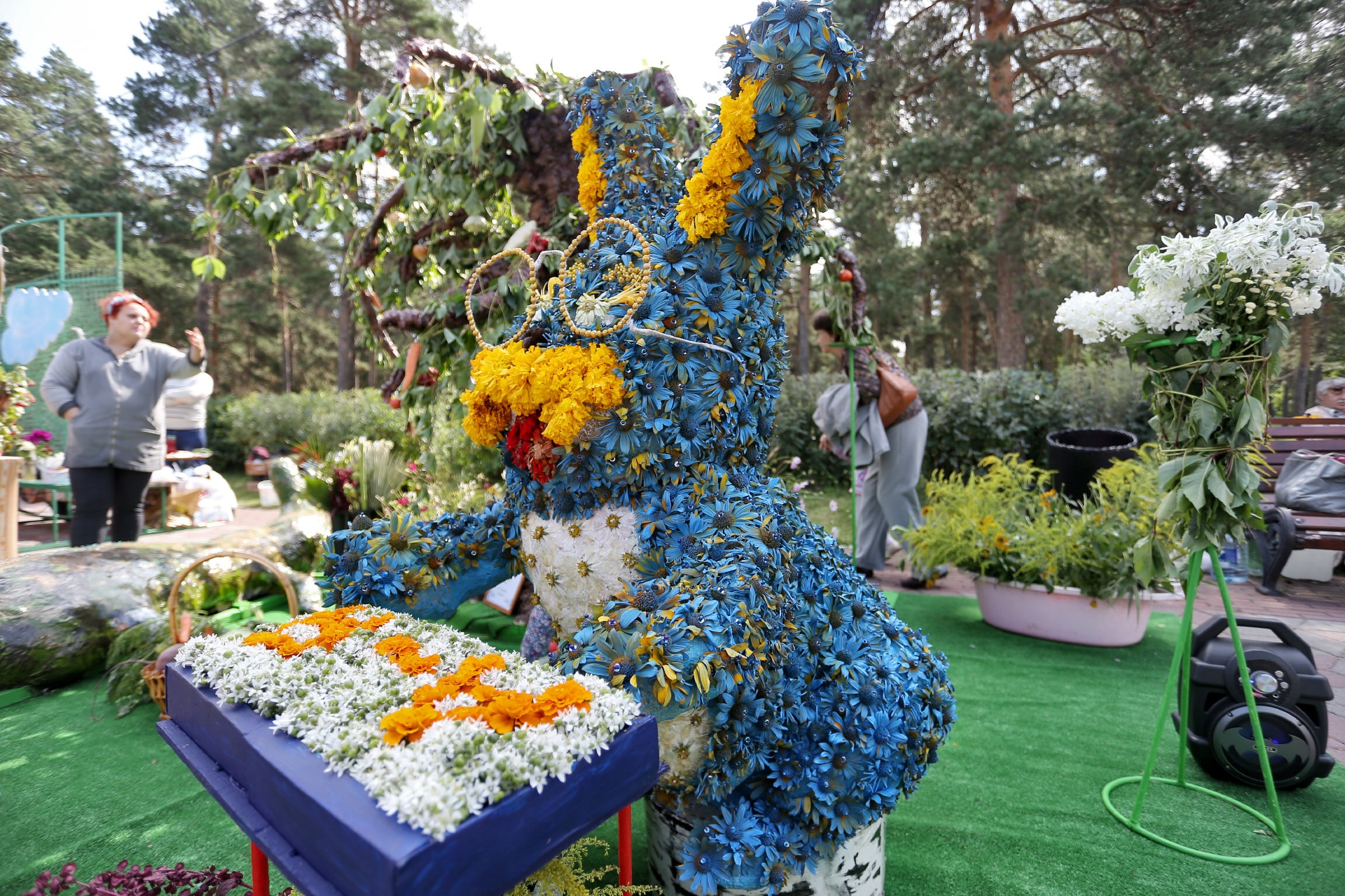Большой цветочный заяц привлёк внимание гостей выставки