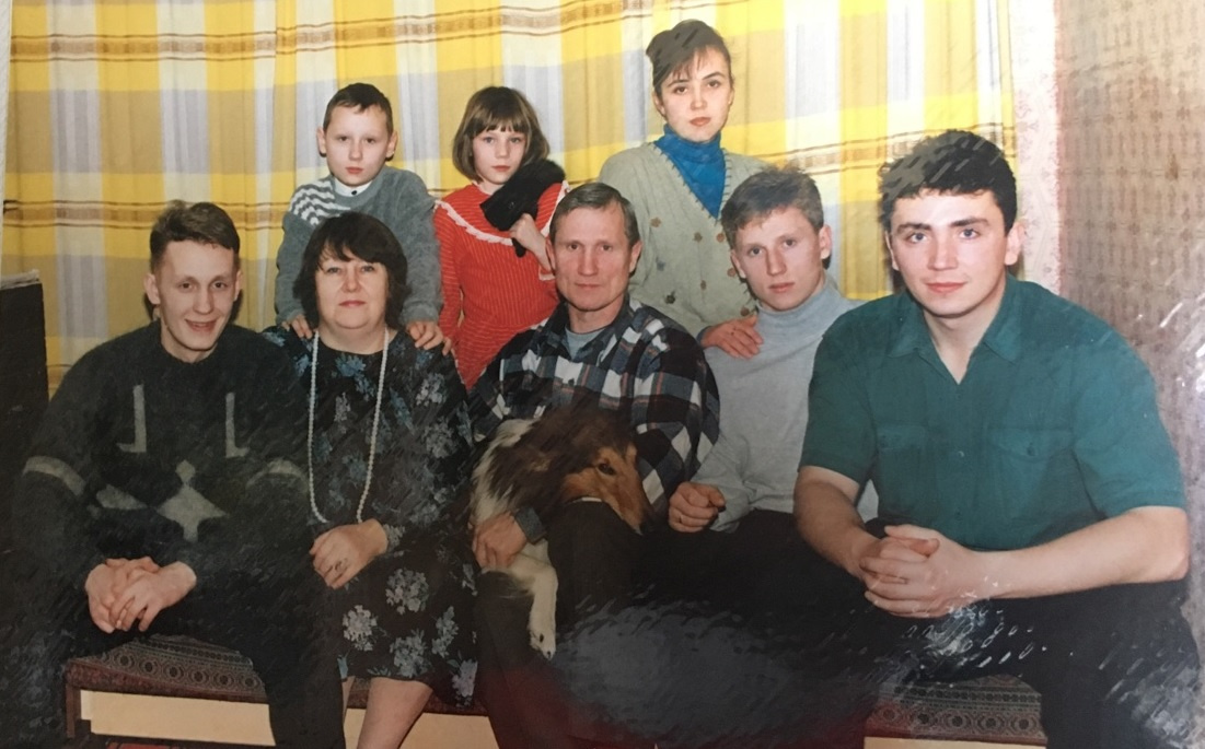 Слева направо сидят: Валентин, Нина Евгеньевна, Валерий Андреевич, Сергей, Александр. Стоят: Евгений, Ирина, Екатерина (будущая жена Сергея) Слева направо сидят: Валентин, Нина Евгеньевна, Валерий Андреевич, Сергей, Александр. Стоят: Евгений, Ирина, Екатерина (будущая жена Сергея)