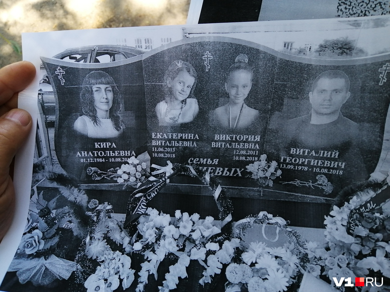 Георгий Перчиев показывает фотографию памятника на могиле погибшего с семьёй сына