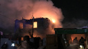 Пламя вырывалось изнутри: на улице Трехгорной сгорели два дома